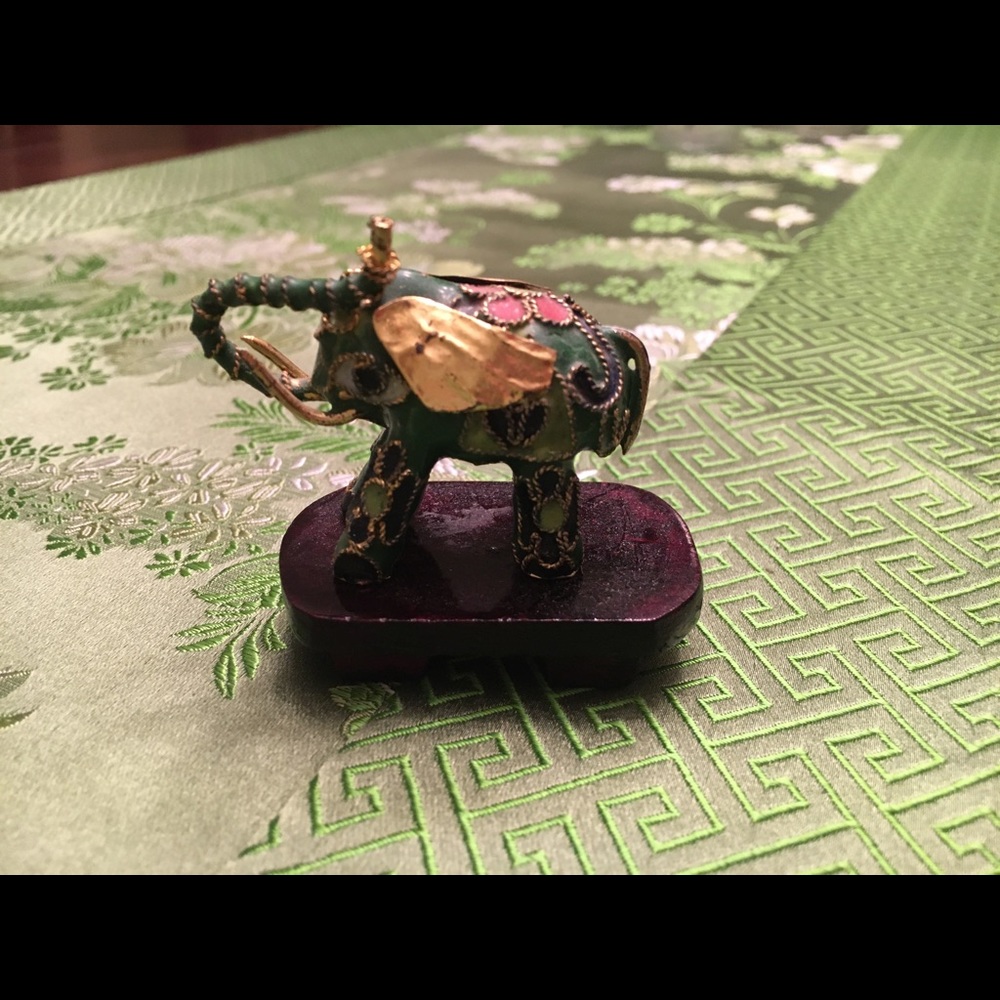 Small elephant figure